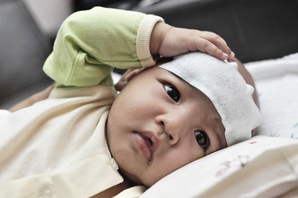 Hạ sốt là một trong những yếu tố giảm viêm phế quản ở trẻ sơ sinh