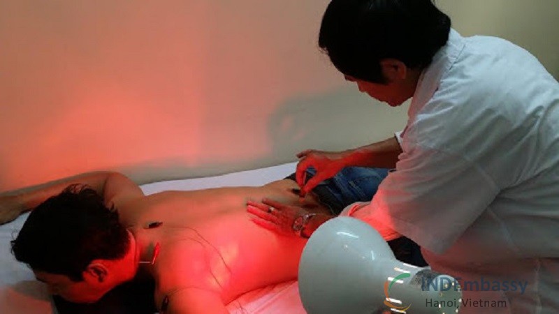 Cách dùng đèn chiếu tia hồng ngoại trị đau nhức xương khớp