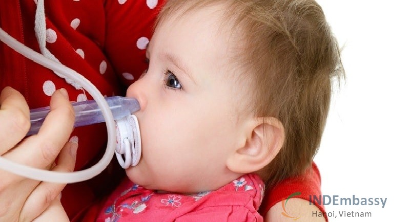 Trẻ bị đau họng khó nuốt phải làm sao