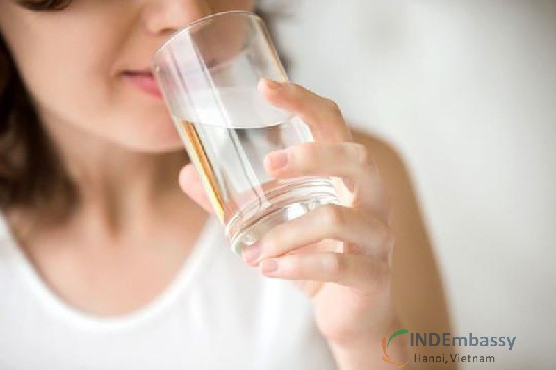 Uống nước nhiều có bị suy thận không